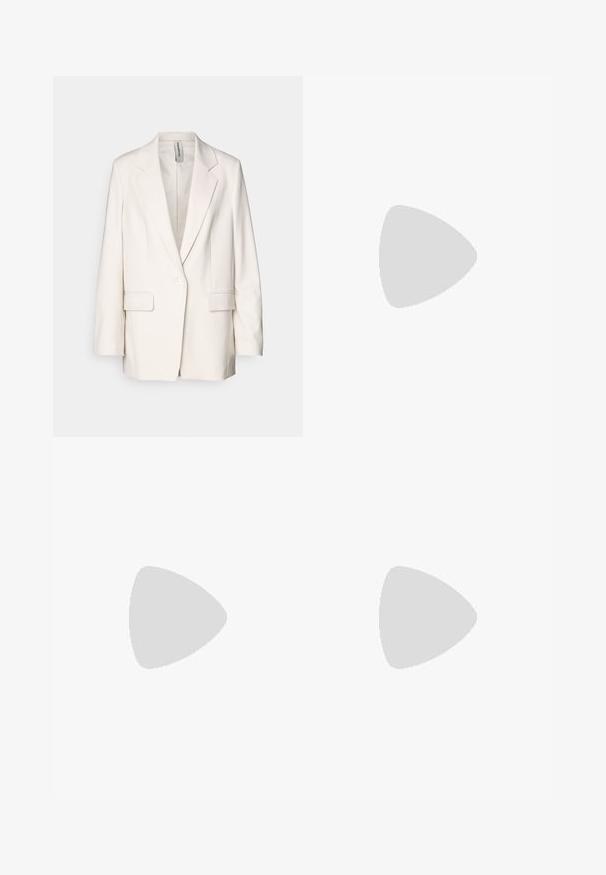 Bílý blazer vyrobený z strukturované tkaniny, s klopovými límečky, zapínáním na jeden knoflík a dvěma předními kapsami, s upravenými rukávy.; Černé dlouhé rukávy ribbed tričko s kulatým výstřihem, vyrobené z měkkého materiálu, s jednoduchým designem bez zdobení nebo vzorů.; Černé zvonové kalhoty s hladkým povrchem, s pevně střiženým pasem a páskem se stříbrnou sponou. Čistý design bez viditelných vzorů.; Černé kožené baletní flats s kulatou špičkou a minimálním prošíváním. Nízký, obdélníkový podpatek a hladká textura. Jemný detail podšívky uvnitř.