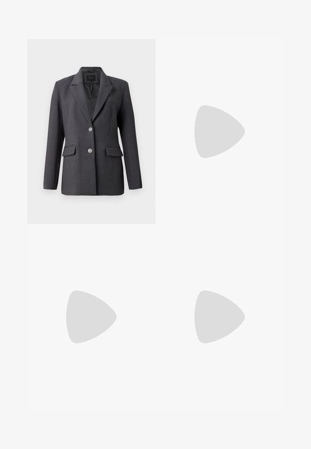 Sötétszürke blézer, texturált anyagból készült, egysoros kialakítással, kihajtott gallérral, két elülső zsebbel és ezüst gombdíszekkel.; Hosszú ujjú, vállnélküli felső világos bézs színben, oldalain összegyűrt anyaggal és sima textúrával. Nincsenek látható logók vagy minták.; Fekete sport leggings sima textúrával, magas derékkal és varrott részletekkel. Elöl egy kis logó található.; Beige bőr bokacsizma bársonyos felülettel, tömbsarokkal és platform talppal, enyhén szögletes orral, balra nézve, fehér háttér előtt.