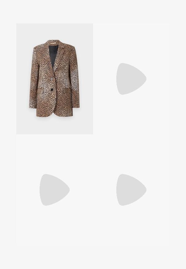 Blazer leopard in beige e nero, con due bottoni, reverse a punta e tasche laterali, realizzato in un tessuto morbido e lucido.; T-shirt bianca a maniche corte realizzata in tessuto a costine. Collo rotondo, vestibilità regolare e dettagli di cucitura sottili. Senza motivi o grafiche.; Jeans a gamba larga di colore blu scuro, realizzati in denim, con vita alta, tasche frontali e dettagli in cucitura arancione a contrasto.; MICHAEL Michael Kors FRANCES - Decolleté - luggage