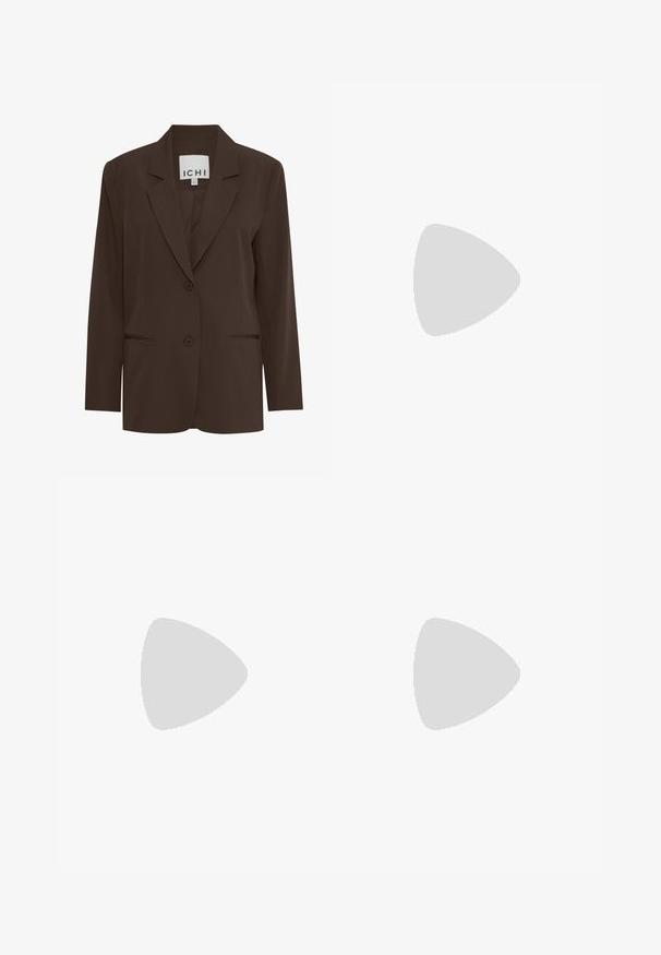 Bruine, op maat gemaakte blazer met een notch-revers, twee voorknopen en twee discrete zakken; soepele stof met een gestructureerde pasvorm.; Bruine mouwloze top met een ronde halslijn, geplooide details aan de voorkant en een sleutelgat-sluiting aan de achterkant. Zacht, lichtgewicht stof.; Zwarte lange mouwen blouse met knopen, gemaakt van katoen, met een klassieke kraag, voorknoopsluiting en een ontspannen pasvorm met een gebogen zoom.; Zwarte wijde broek van lichtgewicht stof, met een knoopsluiting aan de voorkant en een vlakke achterkant, afgewerkt met keurig gestikte zoom.; Zwarte suède sneakers met drie witte strepen, een getextureerde bruine rubberen zool en zwarte veters. De binnenvoering heeft een logo-patroon.