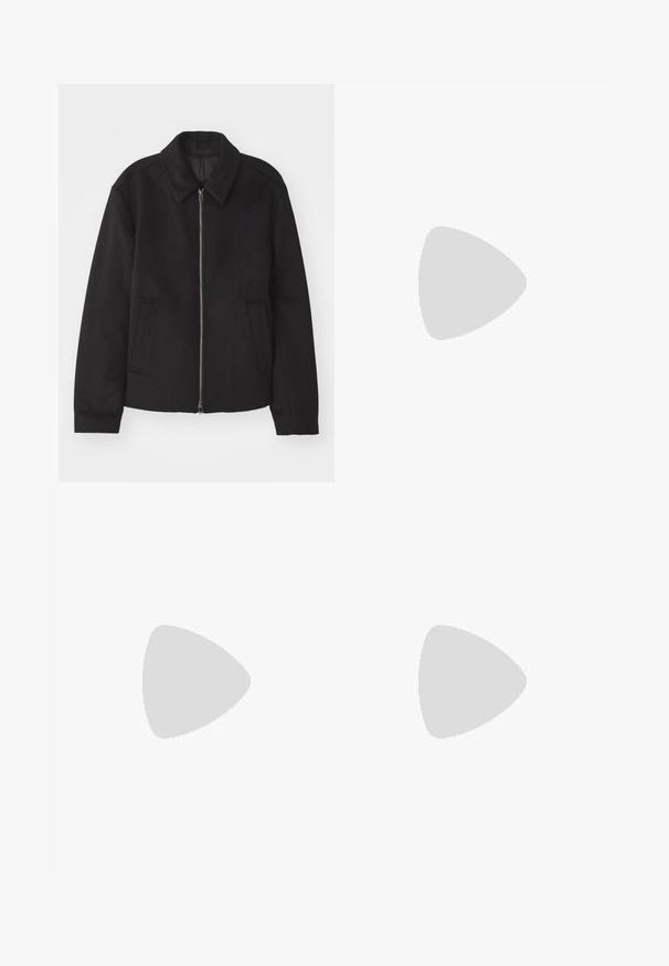 Veste noire avec fermeture éclair, design ajusté, col arrondi et poches fendue. Fabriquée dans un tissu lisse et texturé.; Pull noir à manches longues avec col ras du cou, arborant un petit logo de tête de renard brodé sur la poitrine gauche.; Pantalons noirs en tissu lisse, avec une taille à cordon, des jambes droites et des plis avant pour un look structuré.; Baskets en daim bleu avec un bout rond, des lacets blancs et une semelle en caoutchouc. Présente des coutures discrètes et un accent de marque sur le côté.