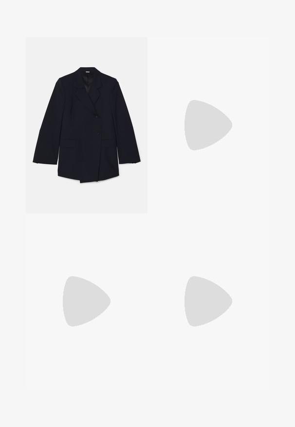 Marineblauw blazer met een notch-kraag, twee voorkruiken en een dubbelgestreept ontwerp met een enkele knoopsluiting. Gladde textuur.; Witte cropped t-shirt van zacht katoen, met een ronde hals en korte mouwen in een iets ontspannen pasvorm. Geen patronen of accenten.; Leren rok in lichtblauw met een voorknoop, hoge taille en klassiek vijfpocketsontwerp. Bevat metalen hardware en stikselaccenten.; Elleme ASYMMETRIC STRAP - Muiltjes met hak - white; Elleme BOOMERANG SMALL - Handtas - leather white