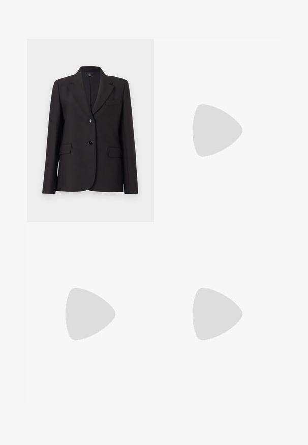 Must värvitud bleiser, millel on kergelt lõigatud krae, ühe nupuga kinnitamine, kaks eesmist taskut ja sile kangakonstruktsioon. Klassiselt kohandatud disain.; Must kannus varrukatega turtleneck, mis on valmistatud siledast kangast, koos rippuvate kraede ja liibuva siluetiga, millel on lihtsad servad.; Mustad kohandatud püksid otse lõikega, kõrge vöökoha, kortsude ja sileda tekstuuriga.; Musthave mustika tantsutossud mustast nahast, ümmarguse varbaga, siledast tekstuurist, minimaalse õmblusdetailiga ja paindliku tallakujundusega.