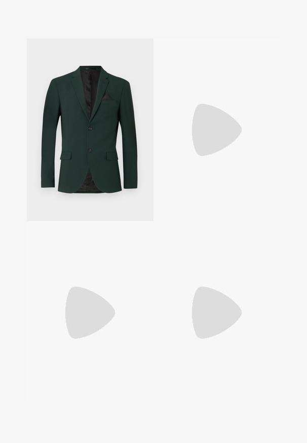 Blazer vert foncé avec deux boutons, revers crantés et une poche poitrine unique. L'intérieur est doté d'une doublure noire. Texture de tissu lisse.; Chemise blanche à manches longues en tissu lisse, dotée d'un col classique, d'une fermeture à boutons et de poignets boutonnés. Design simple et épuré.; Pantalon noir sur mesure en tissu lisse, présentant un design slim fit, deux plis avant et une taille plate sans matériel visible.; Mocassins en cuir noir avec une finition lisse, un bout arrondi et une petite flèche décorative. Dotés d'un petit talon empilé et d'un détail de marque subtil.