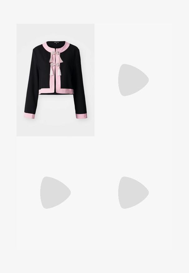 Schwarze, taillierte Jacke mit pinkem Kragen und Saum. Verfügt über dekorative Quasten und silberne Akzente an der Vorderseite. Strukturiertes Material.; Zwei Baumwoll-Crop-Tops in Weiß und Schwarz. Jedes hat einen tiefen Ausschnitt und dünne Träger und verfügt über eine glatte, weiche Textur.; Ein pastellrosa Rock mit floralem Muster in lila und goldenen Akzenten, ausgestattet mit einem elastischen Bund und einer ausgestellten A-Linie Silhouette.; Burgunderfarbene patentierte Slingbacks mit spitzem Zehenbereich, transparentem Ausschnitt und flacher schwarzer Sohle. Glatte Textur, minimalistisches Design.