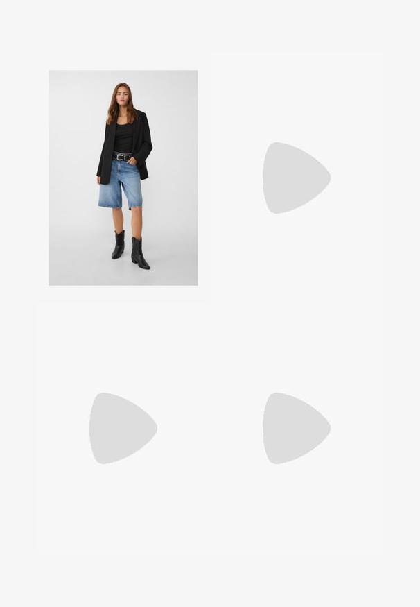 Schwarze Blazer über einem schwarzen Tanktop, kombiniert mit hellblauen Denim-Shorts und schwarzen Cowboy-Stiefeln. Der Gürtel hat silberne Nieten.; Weißes Tanktop aus geripptem Stoff mit rundem Ausschnitt und einem rechteckigen Etikett mit "JOOP! JEANS" auf der Vorderseite.; Schwarze Spitzen-Hosen mit weitem Bein, undurchsichtiger Unterwäsche-Bekleidung, florales Muster und elastischem Bund auf einfarbigem Hintergrund.; Weiße, offene High-Heel-Mules mit glatter Oberfläche, minimalistischer Gestaltung und schlankem Absatz, ausgestattet mit einem subtilen braunen Akzent auf der Sohle.