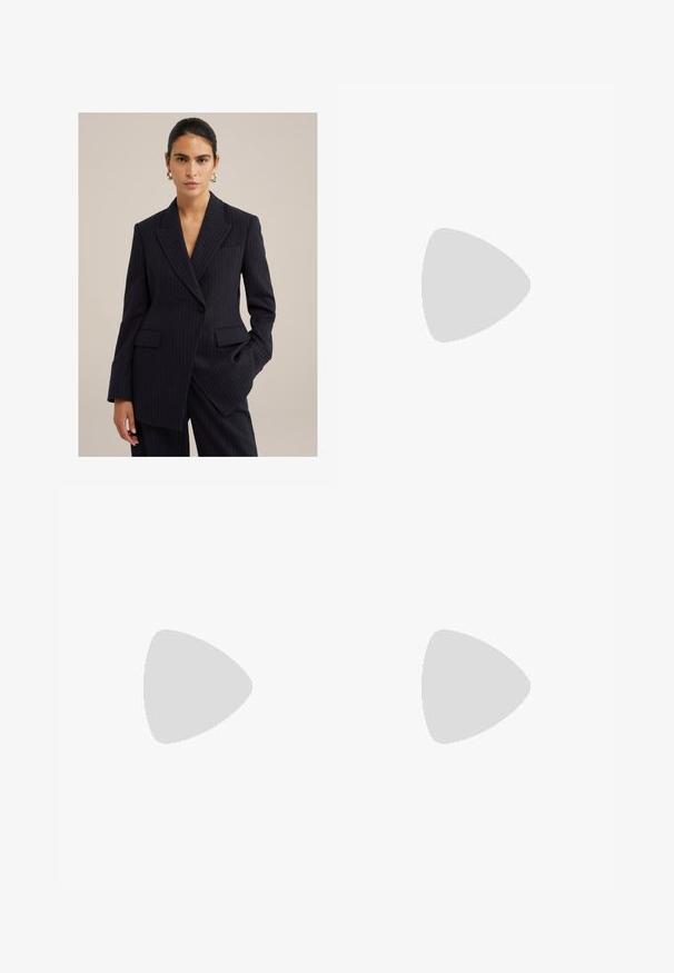 Granatowa marynarka w prążki wykonana z dopasowanego materiału. Posiada ostre klapy, dwie przednie kieszenie oraz zapięcie na jeden guzik.; Stradivarius - T-shirt basic; Biała koronkowa spódnica z teksturowanym wzorem, z asymetrycznym dołem i zwiewną sylwetką, wykonana z lekkiego materiału.; Brązowe kozaki do kolan wykonane z gładkiej sztucznej skóry, z okrągłym noskiem, blokowym obcasem z pionowymi żłobieniami i minimalistycznym wzornictwem.