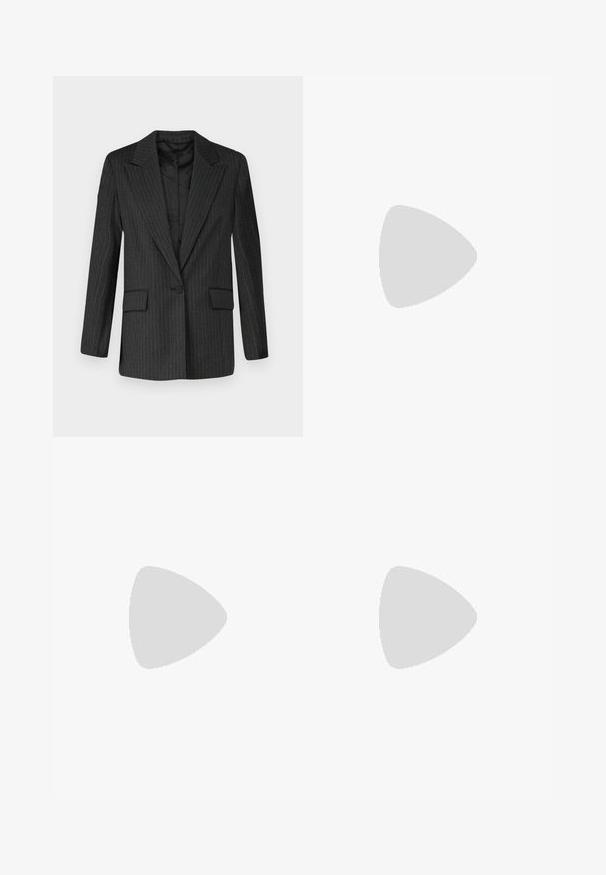 Blazer negro con rayas, con solapa muesca, cierre de un solo botón, dos bolsillos frontales y un forro suave. Ajuste estructurado, diseño a medida.; Camisa de manga larga a rayas azul claro, hecha de algodón, con cuello puntiagudo, cierre de botones y un logotipo bordado en el pecho.; Pantalones de pierna ancha y cintura alta en gris oscuro con finas rayas verticales. Presentan un diseño entallado y una textura suave. Detalle fruncido en la parte frontal.; Las sandalias negras de tacón alto presentan finas correas con un diseño anudado, una punta cuadrada suave y un elegante tacón de aguja.; Gafas de sol negras con lentes degradados, forma cuadrada y una patilla con un patrón texturizado en blanco y negro. Presenta un acento de logo en plateado.; Aros de plata en forma de aro con un acabado liso y brillante. Diseño redondeado y ligero, con cierre de tipo post-back.