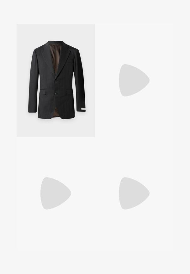 Blazer grigio scuro con righe sottili, colletto a punta, due bottoni e due tasche frontali. Foderato in un tessuto marrone a contrasto.; Maglione nero a maniche lunghe realizzato in tessuto morbido, con scollo rotondo, polsini a coste e orlo dritto. Design minimalista, senza pattern.; Pantaloni neri realizzati in un tessuto liscio, con una piega sul davanti, chiusura con bottone e risvolti alla caviglia.; Mocassino in pelle nera con punta arrotondata, dettagli cuciti sottili e tacco basso, caratterizzato da una texture liscia e un design minimalista.