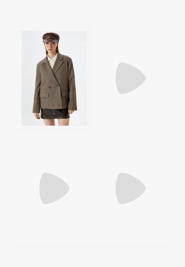 Bruine gecheckte blazer met een dubbelgebreid ontwerp, notch revers, twee voorzakken en contrasterende donkere knopen, gecombineerd met een zwarte leren rok.; Witte crop top gemaakt van katoen. Bevat rode tekst: "OOPS ALS IK GEÏNTERESSEERD LIJKTE, EEN BABY BEN IK NIET." Korte mouwen en ronde halslijn.; Beige korte broek met luipaardprint en zwarte en bruine vlekken. Voorzien van een elastische tailleband met een trekkoord voor aanpassing. Lichtgewicht materiaal.; Zwarte laarzen tot de knie van soepel leer, met een puntige neus, een blokhak en een V-vormige uitsparing aan de bovenkant.; Geel gewatteerde jas met hoge kraag en voorzak, gecombineerd met een zwarte schoudertas met gouden hardware. Casual denim broek.