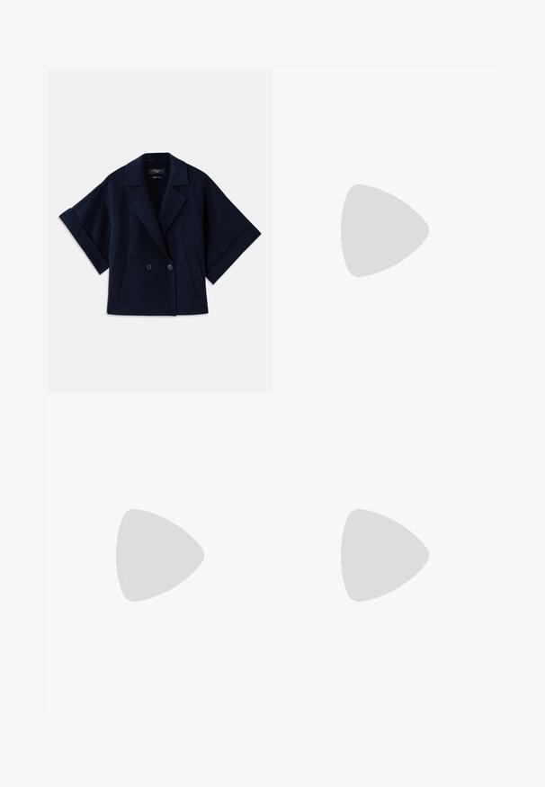 Jachetă din amestec de lână de culoare bleu marin, cu guler tip șal, închidere cu nasturi dubli, mâneci scurte și două buzunare frontale.; Bluză albă cu mâneci lungi, cu un model texturat, țesut. Decupaj la gât de tip crew și design ajustat. Material moale cu o ușoară strălucire.; Pantaloni negri, texturați, cu picioare largi și un țesătură pronunțată, dotati cu pliuri frontale și un talie plată. Design clasic, pentru versatilitate.; Bocanci din piele neagră, cu un superior neted, model liniar embosat și un accent decorativ sub formă de cataramă pe față. Toc jos, de tip bloc.