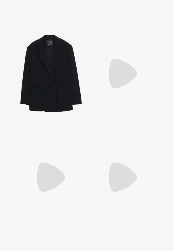 Blazer nero a un bottone con rever a punta e due tasche anteriori, etichettato Pull&Bear, vestibilita' slim.; Top senza maniche nero realizzato in tessuto morbido, con dettaglio a nodo torsionante sul davanti e un fit rilassato. Collo arrotondato e spalline larghe.; Donna che indossa una minigonna rossa con texture e bottoni frontali, abbinata a stivali alla caviglia verde oliva, in piedi contro uno sfondo chiaro e uniforme.; Décolleté in camoscio marrone con plateau, dotate di un tacco a blocco spesso e rigato e una larga fascia sulla parte superiore, con una punta arrotondata.