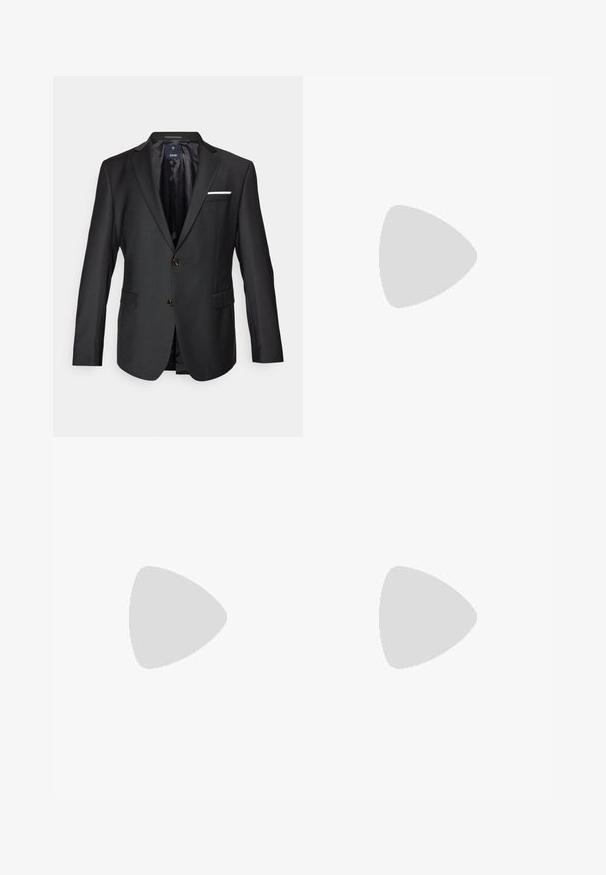 Blazer preto feito de um tecido liso, com lapelas recortadas, dois botões castanhos, dois bolsos frontais e um lenço de bolso branco como accentuação.; Camisa preta de manga longa feita de tecido suave. Apresenta um colarinho clássico, lista de botões e bainha reta. Não possui padrões nem detalhes.; Calças sob medida em tecido cinza escuro. Apresenta um corte slim, frente lisa e passantes para cinto. Textura suave com leve brilho.; Bota de tornozelo em couro preto com bico fino, painéis laterais elásticos, detalhes de costura vertical e um salto bloco baixo.