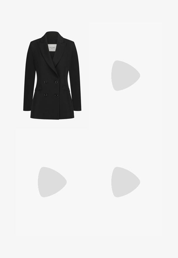 Zwarte dubbelgevoerde blazer van soepel materiaal, met inkepingen in de revers, twee zijzakken en zes zwarte knopen aan de voorkant.; MAX&Co. BARI - Overhemdblouse - weiss; Zwarte shorts van stof met een gladde textuur. Voorzien van een tailleband, twee voorzakken en twee zwarte knoopsluitingen aan de voorkant.; Zwarte suède sneaker met witte strepen, rubberen zool en een glanzende zilveren accent bij de hak. Beschikt over een klassiek laag model.;  Schildpadzonnebril met een geometrisch ontwerp, gele lenzen en metalen accenten op de pootjes. Brede rand en matte textuur.; COACH JONIE BAG - Handtas - maple
