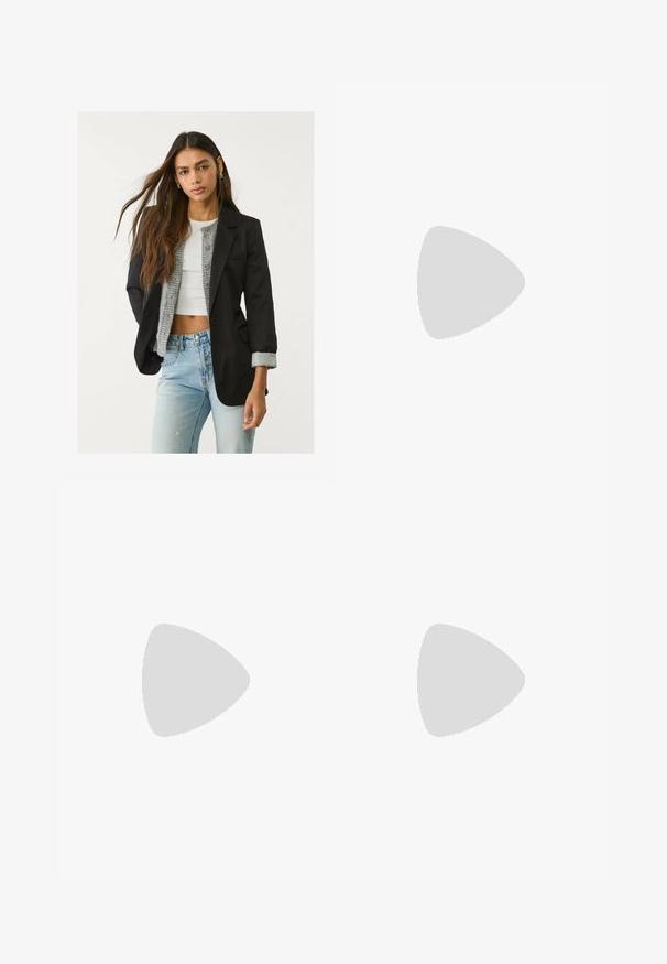 Black blazer with tailored design, single button closure, and two front pockets; paired with a gray knitted cardigan and light blue jeans.; Black oversized t-shirt with short sleeves, featuring a graphic print in blue and white reading “HIT ME HARD AND SOFT” on the front.; Moves HEBRY - Maxi skirt - castlerock; Black athletic shoes with synthetic material, mesh accents, and rounded soles. Features lacing system and prominent Nike logo on tongue.; Black leather handbag with a structured shape, a smooth texture, and a single shoulder strap. Features a subtle, rounded flap design.