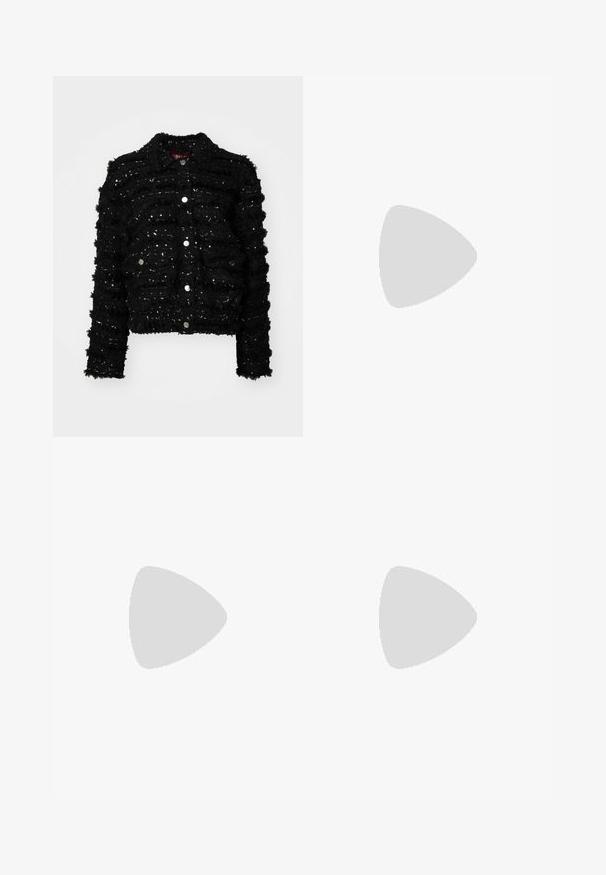 Chaqueta negra con tejido texturizado que presenta rayas elevadas y lentejuelas plateadas. Tiene un cuello con solapa y cierre de botón en la parte frontal.; Camiseta de rayas rosas con un hombro descubierto, presenta un texto gráfico negro "Fly TANZBAR Obertattenbach – Birnbach" y tres rayas blancas en las mangas.; Pantalones cortos negros de textura con tela en capas y bordes deshilachados; adornados con lentejuelas, creando un sutil efecto de brillo.; Zapato plano de cuero negro con punta afilada y correa al tobillo con hebilla dorada. Textura suave con un acabado ligeramente brillante.