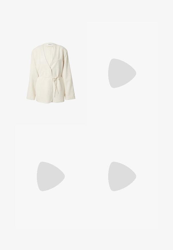 Blazer en lin beige avec un col en V, des manches longues, une ceinture à nouer à la taille et une petite poche poitrine. Présente une doublure intérieure lisse et une texture minimale.; Pull en maille texturée de couleur gris foncé avec col roulé, doté de manches amples et d'une coupe surdimensionnée, avec des détails en maille ouverte au niveau des épaules.; Pantalon noir avec une coupe droite, doté de poches avant et d'éclairs sur l'ourlet. Fabriqué en tissu doux et lisse. Convient à diverses occasions.; Sandales à talons vernies noires avec un bout carré, des sangles autour de la cheville et des boucles en argent. Dotées d'un talon bloc épais pour plus de stabilité.