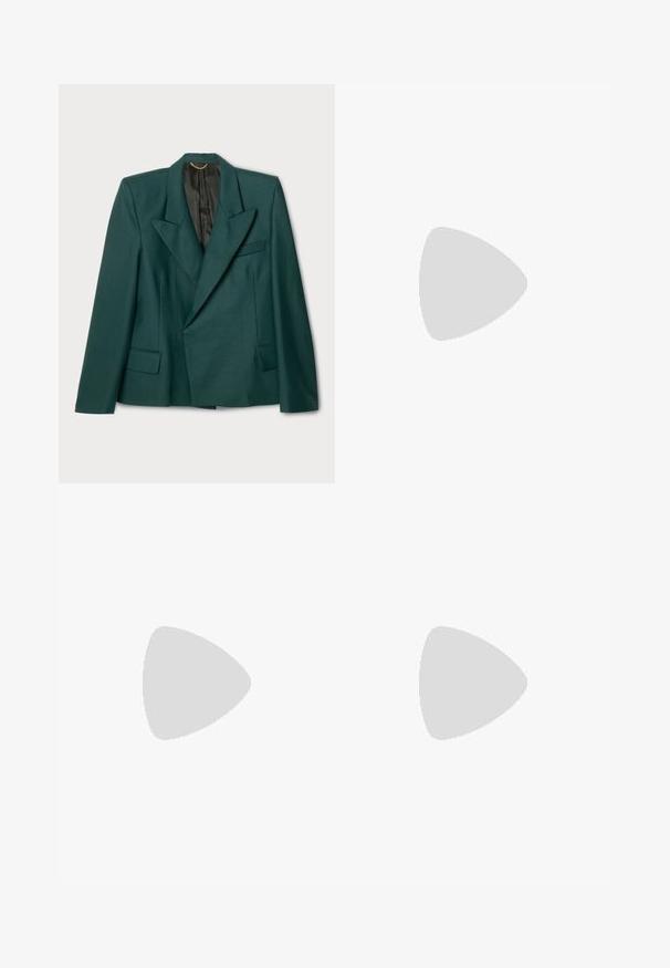 Blazer verde feito de um tecido texturizado com um design estruturado. Apresenta um colarinho em gota, dois bolsos frontais e um forro preto.; Pullover de gola alta em teal, feito de um suave tecido de malha. Apresenta punhos e bainha canelados, com um discreto detalhe do logótipo na parte inferior frontal esquerda.; Calças largas de ganga pretas com uma cintura alta, apresentando costuras tonais, um fecho de botão na parte da frente e dois bolsos laterais.; Botas chelsea pretas feitas de couro liso, com painéis elásticos dos lados, uma sola de borracha grossa e estriada, e uma alça na parte de trás.