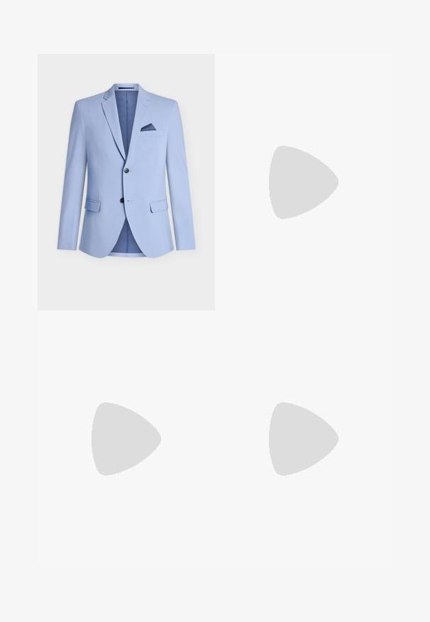 Blazer azul claro feito de um tecido suave, com lapela notched, dois bolsos frontais, dois botões e um bolso no peito com um detalhe em azul-marinho.; Camisa de botão de manga longa azul-marinho feita de tecido suave. Apresenta um colarinho padrão, uma pala frontal com botões combinando e mangas com punhos.; Calças pretas ajustadas, feitas de um tecido suave, com um design slim fit, duas pregas frontais e uma cintura plana sem fechos visíveis.; Mocassim de couro preto com um acabamento suave, bico arredondado e uma pequena aba decorativa. Apresenta um salto baixo em camadas e um detalhe de branding discreto.
