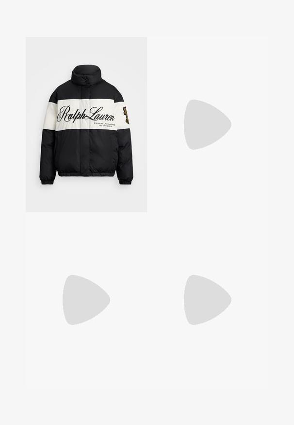 Μαύρο και άσπρο φουσκωτό μπουφάν με ψηλό γιακά, διαθέτοντας μεγάλο λογότυπο "Ralph Lauren", φερμουάρ μπροστά και ελαστικά μανίκια και στρίφωμα.; Μαύρο βαμβακερό T-shirt με κοντά μανίκια. Διαθέτει μια εκτύπωση λευκού λογοτύπου "MOSCHINO Jeans 86-23" κεντραρισμένη στο στήθος. Απλός σχεδιασμός.; Πλατύ πόδια τζιν σε εκρού τζιν. Σχεδίαση με ψηλή μέση, κλείσιμο με κουμπί, δύο μπροστινές τσέπες και λεπτομέρειες με αντίθεση ραφής.; Καφέ σουέτ μπότες μέχρι το γόνατο με μαύρη χοντρή σόλα, ασημένιες αγκράφες που διασταυρώνονται στη πλευρά και ανάγλυφο λογότυπο Moschino Milano κοντά στην κορυφή.