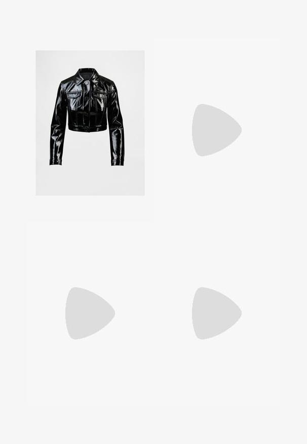 Melns īsais žakets, kas izgatavots no spīdīga mākslīgā ādas, ar smailu apkakli, sešu pogu priekšēju aizdari un divām krūšu kabatām.; Balts kokvilnas T-krekls ar brīvu piegriezumu, īsām piedurknēm un apaļu kakla izgriezumu. Gluda tekstūra, bez rakstiem, valkāts ar vienkāršu ķēdītes kaklarotu.; Melni džinsi ar plašu kāju un augstu jostasvietu, divām priekšējām kabatām un sudraba aksesuāriem. Gluda tekstūra, minimālas šuvju detaļas un taisni griezti.; Melnbaltas Nike Dunk Low sporta apavi ar ādas augšdaļu, caurdurta pirkstu kaste un melnām šņorēm, ar baltu zoli un logo akcentiem.; Melnas plastmasas saulesbrilles ar zaļiem lēciem, kvadrātveida rāmjiem, sudrabainu akcentu uz uzacīm un teksturētām tempļu kājām. Zīmols norādīts uz iekšējās kājas.; Melna somiņa ar divām garām rokturiem, ar rāvējslēdzēja augšu un mazu zaļu krokodila logotipu, kas izvietots centrā zem rokturiem.