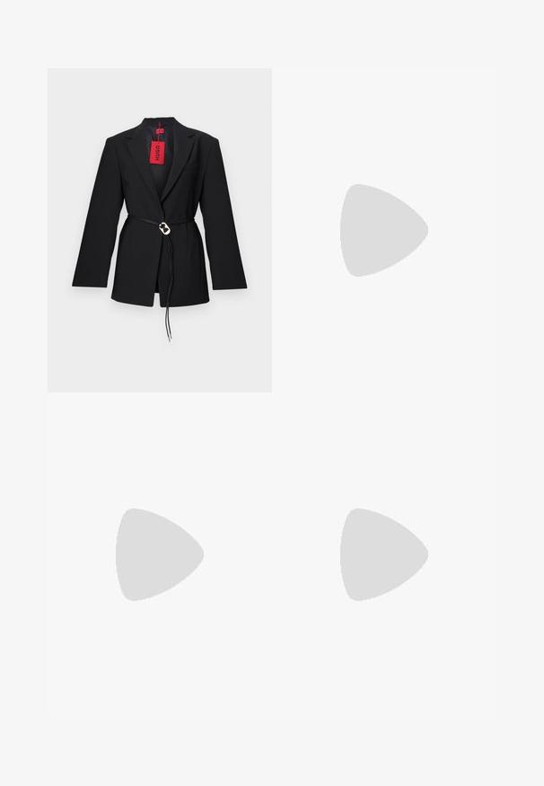 Fekete blazer, testre szabott kialakítással, övvel ellátott derékrésszel és ezüst színű kör alakú kiegészítőkkel. Egyetlen mellzsebbel és piros címkével rendelkezik.; Fehér bordázott, rövid ujjú felső magas nyakkal és texturált felülettel. Finom függőleges csíkok jellemzik, és illeszkedő vonalvezetése van.; Fekete redőzött szoknya sima textúrával, széles fekete derékkal, amelyen a "HUGO" felirat van megnyomva. Térd alá érő fazon.; Fekete bőr magassarkú cipő hegyes orral, bokapánttal és vékony sarkal. Sima textúrájú, arany díszítéssel a sarok alján.