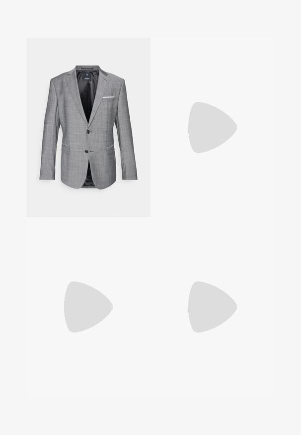 Grauer Blazer mit strukturierter Oberfläche, einreihigem Knopfverschluss und zwei Fronttaschen. Mit einem weißen Pocket Square Akzent und schwarzer Innenausstattung.; Weißes langärmliges Hemd mit Knopfleiste und spitzen Kragen, das eine glatte Textur aufweist und sieben Knöpfe vorne hat.; Helle blaue, maßgeschneiderte Hosen aus strukturiertem Stoff. Sie verfügen über eine flache Vorderseite, schmale Beine und einen Reißverschluss mit Hakenverschluss.; Schwarze synthetische Slipper mit einer markanten gesteppten Vorderseite, gepolstertem Fußbett und flacher Gummisohle; schlankes Design mit minimaler Detailverarbeitung.