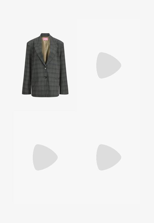 Blazer à carreaux gris foncé avec revers en notch, deux boutons, poches avant passepoilées et doublure intérieure beige.; Next HEAVYWEIGHT SHORT SLEEVE CREW NECK STANDARD - T-shirt imprimé - chocolate brown; Jupe plissée grise en tissu léger, dotée d'une taille ajustée et de plis structurés qui créent une silhouette évasée.; Botte cheville en cuir noir avec un bout rond, un talon épais et une sangle décorative à boucle autour de la cheville. Fini texturé.; Sac en tissu noir avec un motif texturé et matelassé. Forme arrondie, poignées courtes et épaisses, et structure souple et flexible.