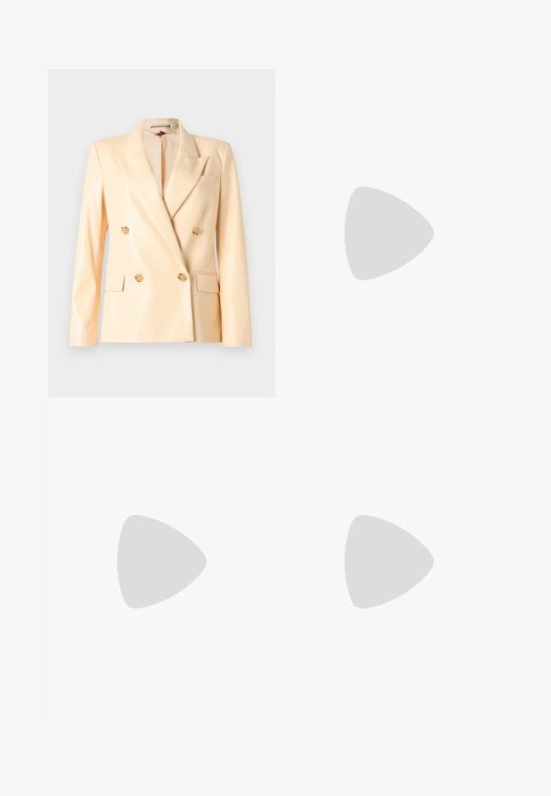 Beige dubbele blazer met een glanzende afwerking, notch-revers, gouden knopen en twee voorzakken. Gemaakt van een gladde stof.; Witte cami-top gemaakt van gladde stof, met dunne verstelbare bandjes en een V-hals. Eenvoudig ontwerp zonder patronen of versieringen.; Brede broek in een lichtgele kleur, gemaakt van glad, glanzend materiaal. Voorzien van een voorknoop, twee zijzakken en een rechte snit.; Zwarte leren muiltjes met een puntige neus en een lage, blokhak. Glad oppervlak met een gestroomlijnd ontwerp. Open achterkant met minimale details.