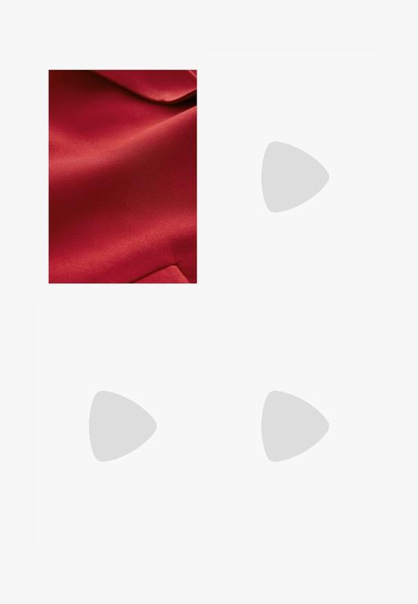 Raudona tekstūruota medžiaga su lygiu paviršiumi, rodančia subtilų blizgesį. Medžiaga atrodo lengva ir šiek tiek elastinga su vos matomais raštais.; Balta medvilninė marškinė su trumpomis rankovėmis, apvaliu kaklu, laisvu siluetu, lygiu paviršiumi ir be matomų raštų ar akcentų.; Šviesiai mėlynos džinsinės plačios kojos kelnės su aukštu liemeniu, klasikiniu penkių kišenių dizainu ir kontrastine siuvimo linija. Žaliavinio krašto detalė apačioje.; Bėgimo bateliai turi sidabrinį ir baltą tinklinį viršutinį sluoksnį su žaliai akcentu. Padas yra masyvus ir tekstūruotas, sukurtas amortizacijai ir paramai.; Audinė rankinė su geometriniu raštu sidabro, aukso ir juodos spalvos. Ji turi apvalų viršų, trumpą rankeną ir lygią tekstūrą.