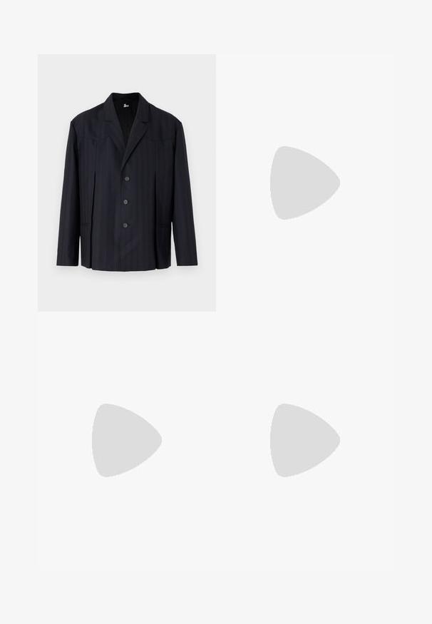 Dunkelblaues Blazer mit vertikalen Nadelstreifen, einreihigem Design, strukturierten Schultern, fünf Knöpfen und Reverskragen.; Weißes T-Shirt aus Baumwolle mit kurzen Ärmeln, Rundhalsausschnitt und kleinem grauen Logo auf der linken Brustseite. Glatte Textur.; Weiße Baumwollhose mit geradem Bein, ausgestattet mit zwei Fronttaschen und zwei Gesäßtaschen, Knopfverschluss und minimalen Nähdetails.; Schwarzer geflochtener Slipper mit einem glatten Lederakzent im Obermaterial, einem runden Zehendesign und einer flachen Gummisohle.