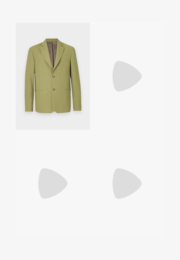 Blazer verde măsliniu cu un design structurat, rever tip notch, două buzunare frontale și o căptușeală interioară maro. Dispune de închidere cu două butoane.; Polo shirt de culoare crem, cu guler clasic, mâneci scurte și o ușoară deschidere în formă de V la gât. Textură netedă și design minim.; Shorts albe din bumbac, cu un corset elastic, două buzunare laterale și o croială lejeră. Textură netedă, fără modele sau accente vizibile.; Adidași din piele albă cu detaliu în val burgund, vârf de culoare crem și accent de călcâi verde. Prezintă orificii pentru șireturi adâncite și talpă din cauciuc texturat.