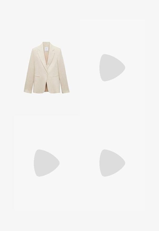 Svetlobežový blejzer vyrobený z ľanu, s klopovým golierom, jedným gombíkom na zapínanie, dvoma prednými vreckami a strihom na mieru.; Halter top v svetlej olivovej zelenej farbe, s vertikálnymi bielymi pruhmi, piatimi gombíkmi na prednej strane a priliehavým strihom s rozšíreným lemom.; Námorníckomodré nohavice s širokými nohavicami a hladkou textúrou, s plochým pásom a bez viditeľných uzatváracích detailov. Strihané na voľný strih.; Mentolový sveter, džínsové šortky a olivovozelené nazúvacie topánky. Sedí na svetlýchkomode proti texturovanej šedej stene.