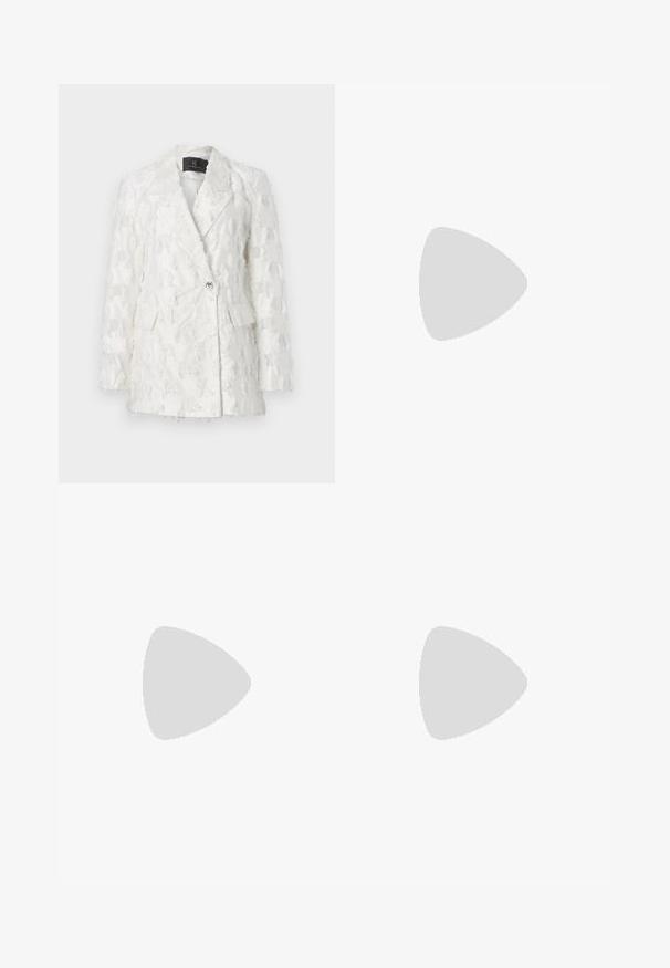 Hvit teksturert blazer med doble knapper, to frontlommer og glansfulle knapper. Stoffet har et frynset mønster.; Brun, ermeløs kjole med en tettsittende silhuett. Har sidefolder og et jevnt, elastisk stoff. Enkel rund halslinning, lengde over knærne.; Hvit, tettsittende miniskjørt med en jevn tekstur, med en fremre søm og rene kanter. Designet for en slank, moderne silhuett.; Svart skinnhæl med spiss tå, ankelrem og tynn hæl. Glatt tekstur med gullakzent ved hælbasen.