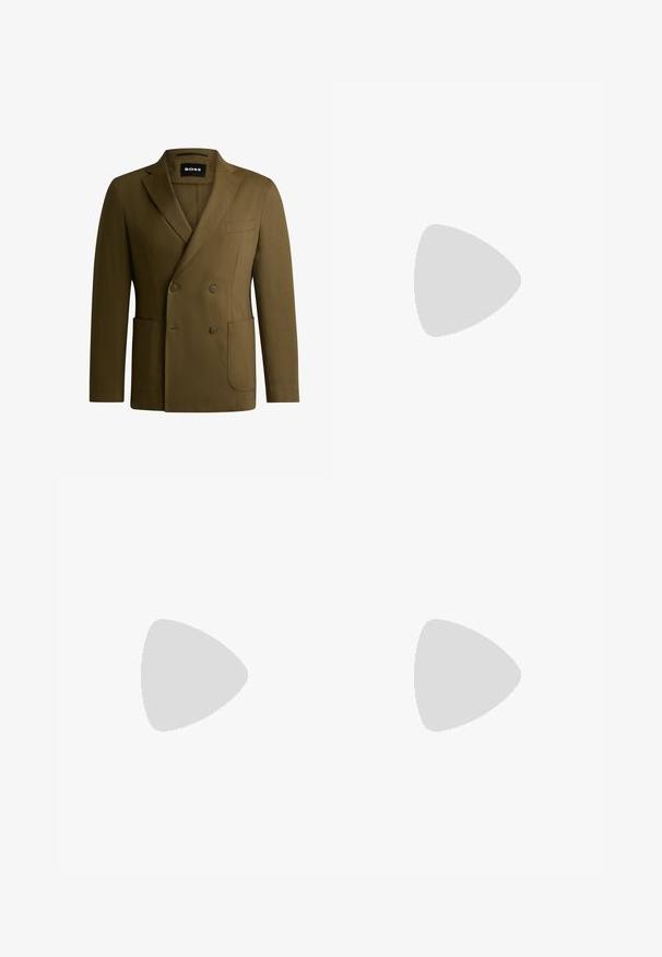 Blazer double boutonné vert olive en tissu lisse. Présente un col cranté, deux poches avant et une poche poitrine.; Chemise en flanelle à carreaux noirs et gris, avec un col pointu, des boutons sur le devant et deux poches poitrine. Texture douce et manches longues.; Pantalons en lin blancs avec une taille élastique, design à jambe droite et tissu légèrement texturé. Pas de motifs ni de détails supplémentaires.; Des chaussures slip-on en daim bleu marine avec une semelle en caoutchouc crème, présentant un design cousu et un dessus texturé, associées à un pantalon noir.
