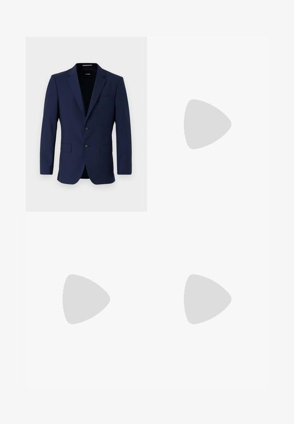 Blazer ajusté bleu marine avec deux boutons, col à revers et poches à rabat. Texture lisse avec un design minimaliste. Logo de la marque visible à l'intérieur.; Chemise noire à manches longues avec un devant boutonné, col classique et ourlet arrondi ; comporte des boutons noirs et un logo rouge à l'intérieur du col.; Pantalons bleu marine à coupe ajustée, présentant une texture lisse, des plis marqués et un design à plat. Fermeture zippée dissimulée.; Chaussure habillée en cuir noir avec une finition lisse, un design à lacets, un bout arrondi et des détails de couture subtils. Elle se distingue par sa semelle en caoutchouc noire.