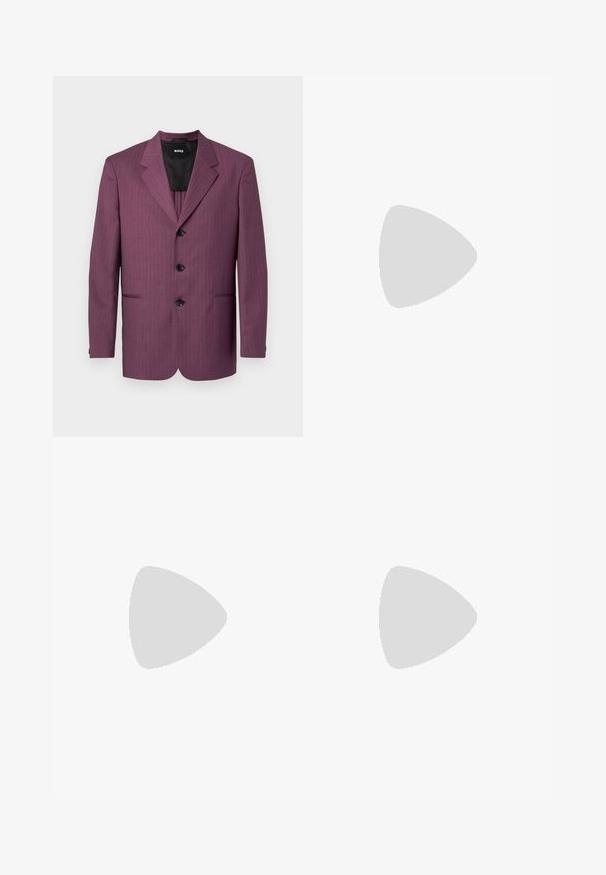Lila rutig kavaj med notch-lapel, tre svarta knappar och två sidofickor. Fodrad insida, skräddarsydd passform, strukturerade axlar.; Vit långärmad skjorta med knappar tillverkad av bomull, har en klassisk krage, framskjuta knappar och minimal sömnadsdetalj.; Mörkblå byxor tillverkade av ett strukturerat tyg, med raka ben, platt fram och två sidofickor. Inga synliga mönster eller dekorationer.; Svart läderskor med dubbla spännen, elegant silhuett och rund tå. Har en låg klack och en mjuk yta.