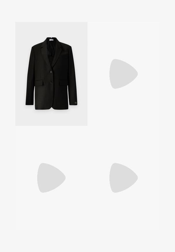 Črn blazer z subtilnim karo vzorcem, dvema sprednjima žepoma, zapiranjem na en gumb in zelenim logotipom na sleevu. Gladka tekstura.; Črna bombažna majica s kratkimi rokavi in V-izrezom. Preprost dizajn z običajnim krojem in brez vzorcev ali dodatkov.; Črne krojene hlače s direktnim krojem, ki se ponašajo z gladko teksturo in ostrimi pregibi spredaj. Ni vidne kovine.; Črne usnjene slingback čevlje s koničastim nosom, vitkim peto in zlatimi dodatki na vampu. Gladka tekstura in strukturirana oblika.