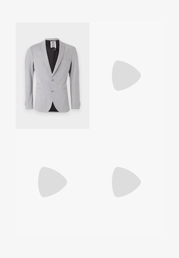 Blazer grigio chiaro realizzato in tessuto testurizzato, con design a bottoni singoli, due bottoni e fodera interna nera.; Camicia bianca a maniche lunghe con bottoni realizzata in cotone, caratterizzata da un colletto classico, bottoni frontali e dettagli di cucitura minimal.; Pantaloni blu navy realizzati in un tessuto texturizzato, con gamba dritta, davanti piatto e due tasche laterali. Nessun motivo o dettaglio visibile.; Scarpa da uomo in vera pelle nera con doppie fibbie, silhouette elegante e punta tonda. Presenta un tacco basso e una texture liscia.