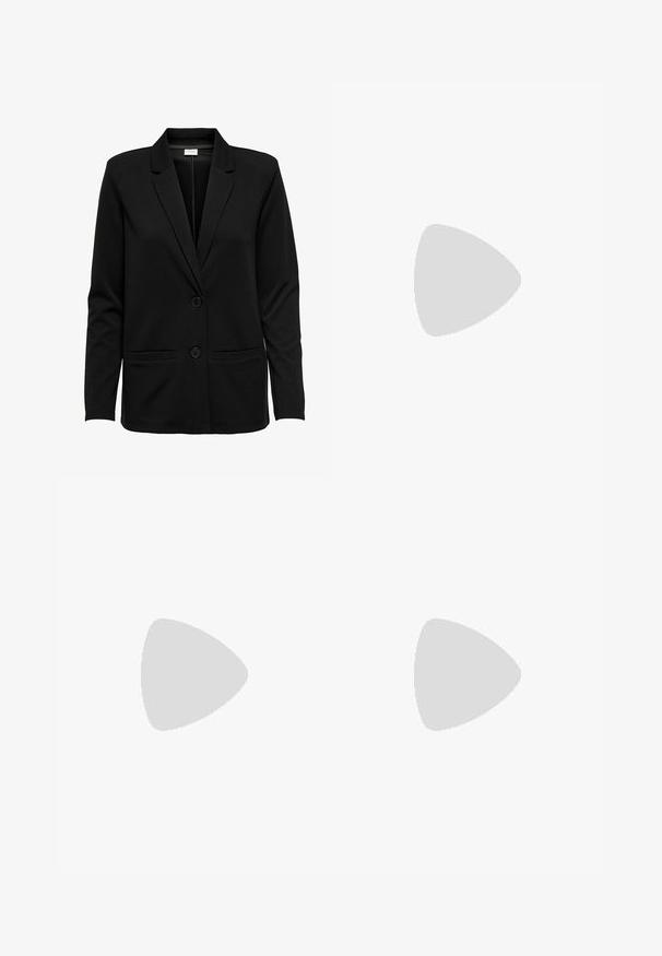 Černý blazer vyrobený z hladké tkaniny, s klopovým límcem, dvěma předními kapsami a dvěma předními knoflíky pro zapínání.; Bílý žebrovaný top na ramínka se kulatým výstřihem, bez rukávů a zkrácenou délkou. Název značky je "JJXX." Hladká struktura látky.; Černé široké kalhoty s elastickým pasem, vyrobené z hladkého materiálu. Disponují čistým designem bez kapes nebo viditelných švů.; Černé a šedé semišové tenisky s velkým krémovým logem "N", fialovými tkaničkami a strukturovanou gumovou podrážkou.
