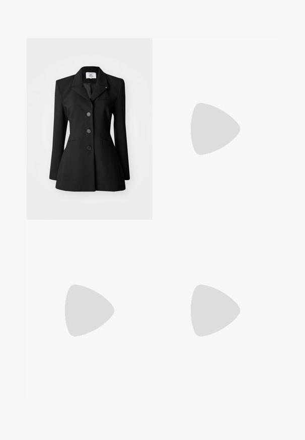 Blazer nero su misura con rever a punta, bottoni doppi, tasche frontali e silhouette aderente. Tessuto dalla consistenza liscia.; Top aderente grigio scuro senza maniche, con scollatura rotonda, realizzato in un tessuto liscio e elastico. Nessun motivo o dettaglio visibile.; Pantaloni neri a gamba dritta, con tasche frontali e spacchi laterali all'orlo. Realizzati in tessuto morbido e liscio. Adatti a diverse occasioni.; Mule aperto in pelle nera con un design elegante e curvo, tacco a stiletto alto e superficie liscia. L'interno presenta un colore chiaro a contrasto.; Borsa nera in pelle morbida con un design unico e attorcigliato. Presenta una maniglia corta e una tracolla removibile. Stile minimalista.