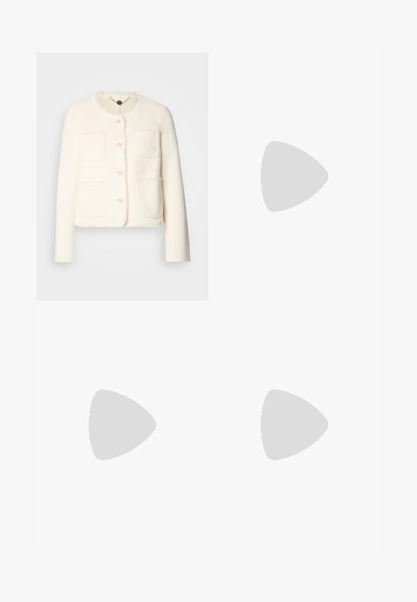 Veste en laine blanche avec un design court, quatre poches à l'avant, un col rond et des bords effilochés. Comprend cinq boutons décoratifs.; T-shirt en coton noir avec un col rond, des manches courtes et un logo brodé sur la poitrine. Coupe simple et décontractée sans motifs.; Pantalons larges noirs avec une taille élastique et un cordon noir. Fabriqués à partir d'un tissu lisse sans motifs ni éléments métalliques visibles.; Talons hauts en cuir noir avec un bout pointu, dotés d'un talon fin et d'un accent en ton or sur la lanière réglable. Texture lisse.