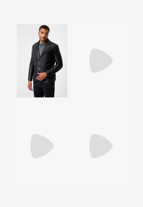 Schwarze Lederblazer mit Reverskragen, zwei Knöpfen und einer einzelnen Brusttasche; über einem grauen Pullover getragen, mit glatter Textur.; Helles beige Henley-Shirt mit kurzen Ärmeln aus weichem Stoff, rundem Kragen, drei Knöpfen und geradem Saum.; Schwarze Hose aus glattem Stoff, mit geradem Bein Design, zwei vorderen Falten und einem Standardbund mit Gürtelschlaufen.; Braune Lederloafer mit glatter Oberfläche, abgerundeter Spitze, dekorativem Riemen und schwarzer Gummisohle. Merkmale sind minimale Nähte.; Fehler beim Generieren von Alt-Text
