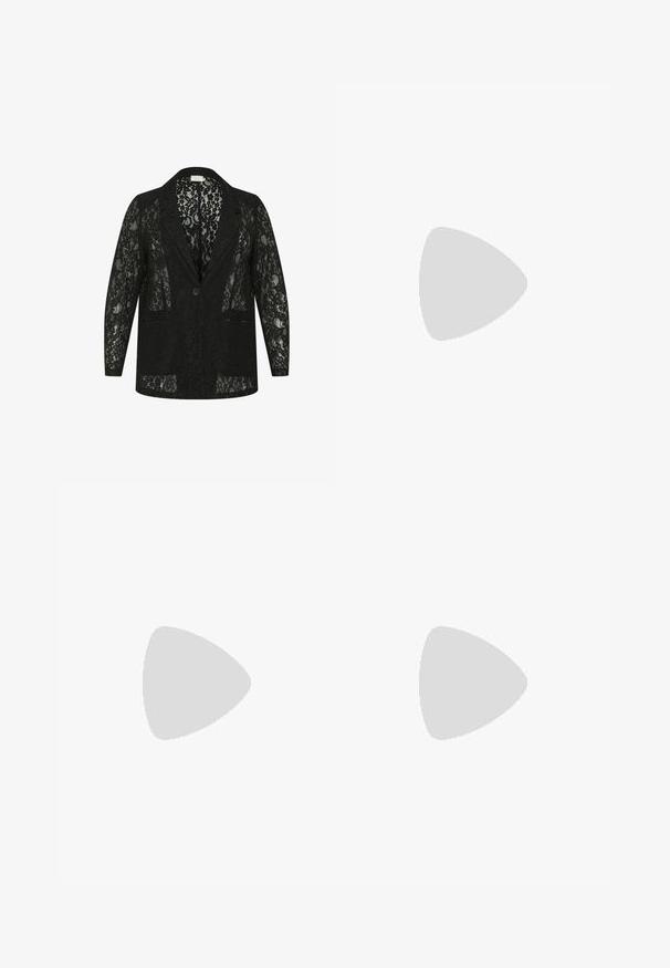 Černý krajkový blazer s vykrojeným límcem, dvěma předními kapsami, zapínáním na jeden knoflík a průhledným květinovým vzorem po celém povrchu.; Bílý žebrovaný top na ramínka se kulatým výstřihem, bez rukávů a zkrácenou délkou. Název značky je "JJXX." Hladká struktura látky.; Černé široké kalhoty s elastickým pasem, vyrobené z hladkého materiálu. Disponují čistým designem bez kapes nebo viditelných švů.; Černé a šedé semišové tenisky s velkým krémovým logem "N", fialovými tkaničkami a strukturovanou gumovou podrážkou.
