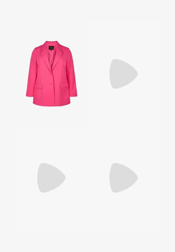 Zizzi Kratka jakna - pink yarrow; Crna majica kratkih rukava napravljena od rastezljivog materijala, s prilagođenim dizajnom i nabranim detaljima sa strane. Glatka tekstura, klasičan oblik.; Crne hlače ravnog kroja, s prednjim džepovima i bočnim prorezima na rubu. Izrađene od mekog i glatkog materijala. Pogodne za razne prigode.; Crne lakirane sandale na pete sa kvadratnim nosom, trakama oko gležnja i srebrnim kopčama. Imaju čvrst blok petu za stabilnost.; Crna kožna torba s lukovitim oblikom, odvojivim remenom i zlatnim detaljima. Torba ima preklop s kopčom.