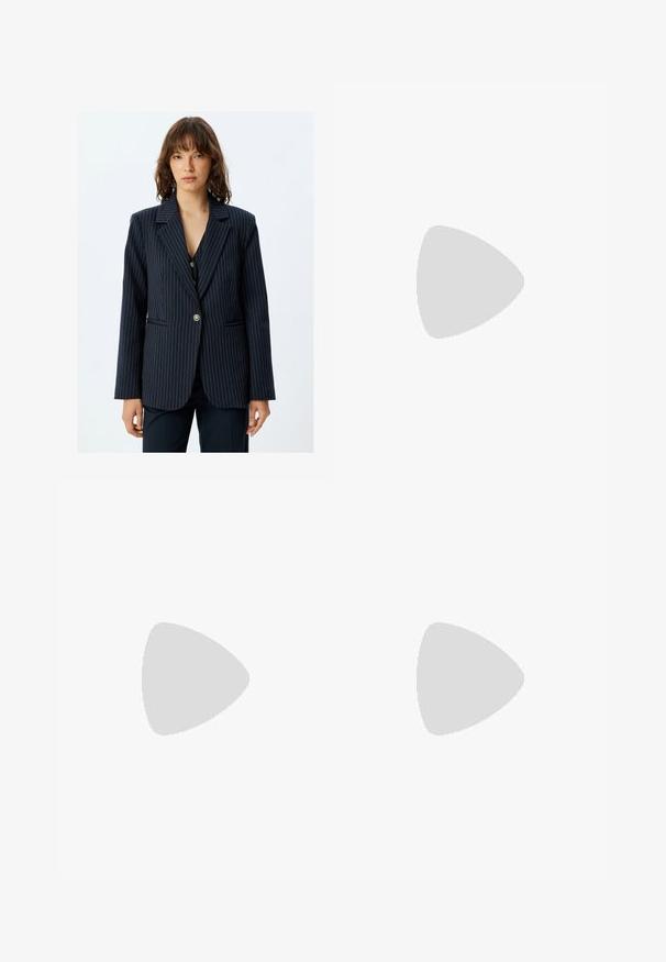 Koton LONG - Blazer - dark blue; Vit bomullstopp med rundad halsringning, utan ärmar och en åtsittande form. Slät textur, enkel design och minimala sömnadsdetaljer.; Ljusblå denimjeans med rak bendesign, som har två bakfickor och en urvaskad yta vid de övre delarna.; Bruna mockaskor med vita detaljer och snören. Gummisula i beige. Bärs med vita strumpor med svarta ränder. Grön strukturerad golvyta.; Svarta överdimensionerade solglasögon med ovala linser, slät plastbåge och guldaccent på bågarna. Mörka linser ger solskydd.