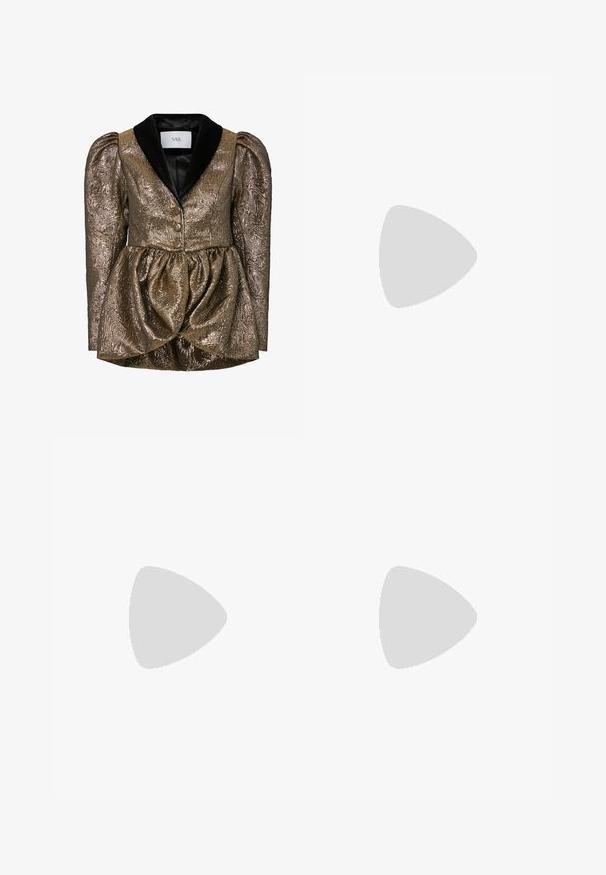 Metalliseeritud kuldne struktureeritud jakk peplum-öökarvaga, musta sametkraega, tekstureeritud kangaga ja kahe kuldse nupuga.; Burgundia lühike kampsun, millel on nööride kudumimuster, pikad varrukad ja soonikkoes kaelus ja mansetid, näidates tekstuurset kangast.; Mustvalge ja halli ruudulise mustriga nööpidega särk, millel on krae, pikad varrukad ja lõdva istuvus. Kangas näeb välja pehme ning kergelt tekstuuriga.; Tumeda hall pleediga seelik elastse vöökohaga, milles on tekstuuriga kangas ja klassikaline A-line siluett. Sobib igapäevaseks kandmiseks.; Burgundi patendnahk kingad balletitüüpi, ümmarguse ninaosa, ees väike paelaaktsent ja madal must kummist tald. Sile tekstuur.; Hallid hall pitsakene ja oliiviroheline kõrge vöökohtadega seelik. Mudel hoiab käes valget õlakotit, millel on lõikega detailid. Lihtne disain, vormiline siluett.