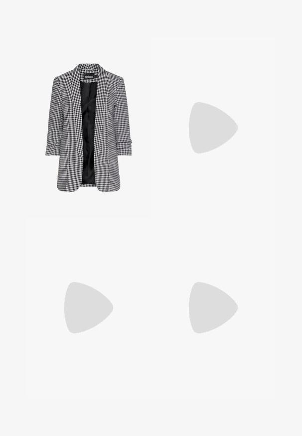 Blazer s črno-bele houndstooth vzorcem, z ovratnikom, odprtim sprednjim delom in rokavi do tri četrtine; gladka notranja podloga.; Črn kratkotrajni top s prilegajočo silhueto, ki se ponaša z nabranimi stranskimi detajli in gladkim, raztegljivim materialom za udobje.; Črne joga hlače z visokim pasom, narejene iz raztegljive tkanine, z obliko krila noge in gladko teksturo po celotnem obsegu.; Črne patentični usnjeni salonarji s slingback designom, z zašiljenim nosom, izrezanim stranskim dizajnom in majhnim kvadratnim peto. Gladka tekstura z minimalnimi detajli.