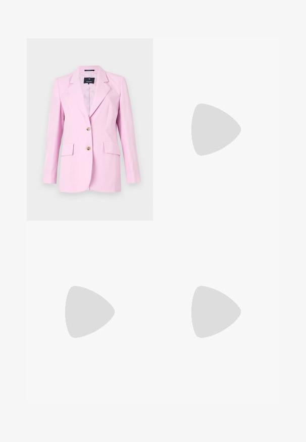 Roza sakou od glatkog materijala s prilagođenim krojem, koja ima rever s izrezom, dvije prednje džepove i gumbe zlatne boje.; Bijeli skraćeni T-shirt, široke kratke rukave, mekani pamučni materijal, okrugli izrez s suptilnim narančastim detaljem, minimalistički dizajn, bez uzoraka ili grafika.; Bijele pamučne hlače ravnog kroja, sa strukom srednje visine i bez vidljivih metalnih dijelova ili uzoraka. Glatka tekstura kroz cijelu dužinu.; Crne lakirane kožne cipele na petu s izrezom, šiljastog vrha i malom petom. Zlatni detalj s jedne strane.