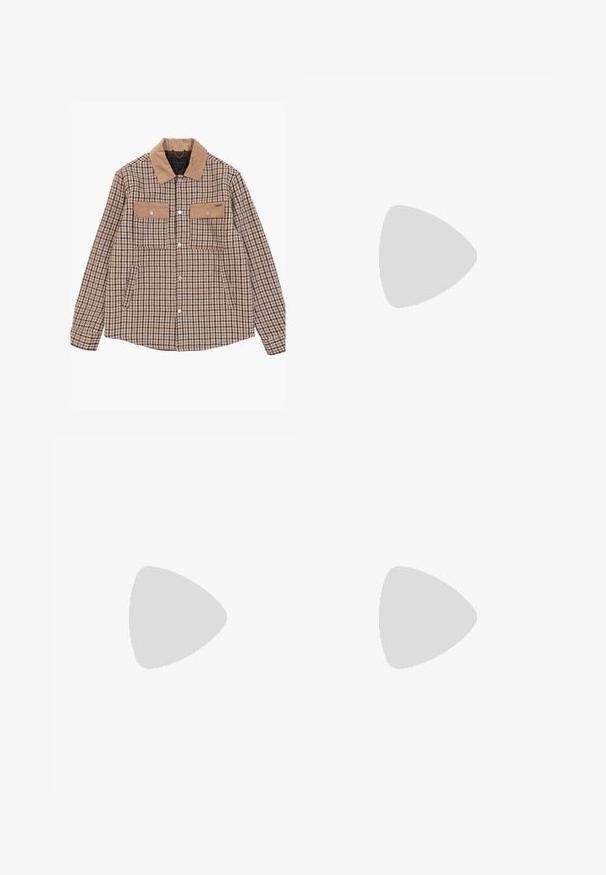 Houndstooth patroon jas in bruin en beige, met een corduroy kraag, twee borstzakken en zilverkleurige drukknoopjes.; Twee shirts met korte mouwen: één effen zwart, één wit met zwarte verticale strepen. Beide hebben knoopsluitingen en een klassieke kraag.; Lichtgrijze denimbroek met een recht model, vijfzakkenstijl en een knoopsluiting. Zichtbare stiksels langs de naden.; Zwarte leren instappers met een ronde neus, voorzien van een gestikt ontwerp, een lage platformzool en een gestructureerde, grof rubberen buitenzool.